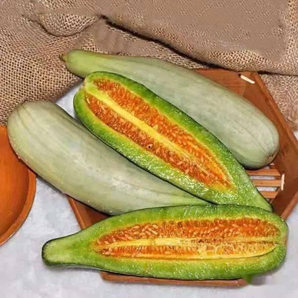 帅哥吃羊角蜜瓜,尽享夏日清新美味时光